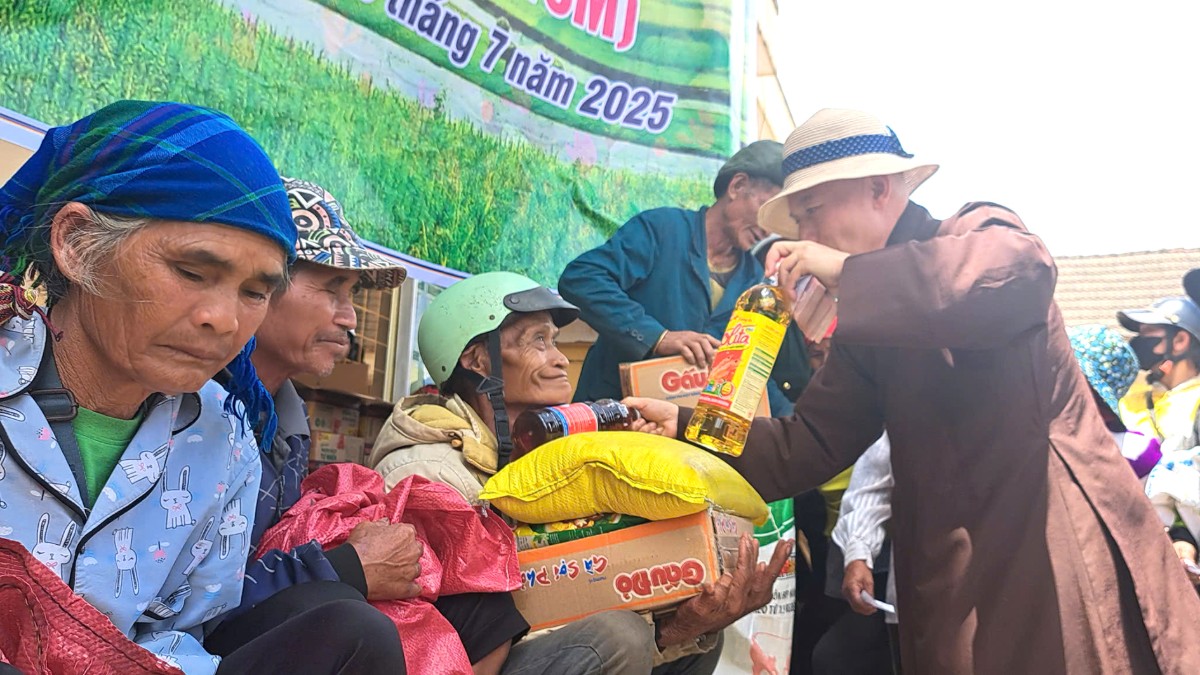 TT. Thích Nhuận Bảo kết nối quý Mạnh thường quân trao quà cho bà con có hoàn cảnh khó khăn